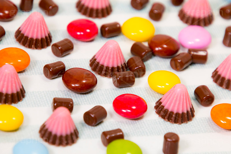 カラフルなチョコレート,カラフル,マーブル,いちごのチョコレート,いちご,イチゴ,苺,チョコ,チョコレート,甘,POP,ポップ,フルーツ味,ショコラ,バレンタイン,valentine,strawberry,chocolate,colorful,ホワイトデー