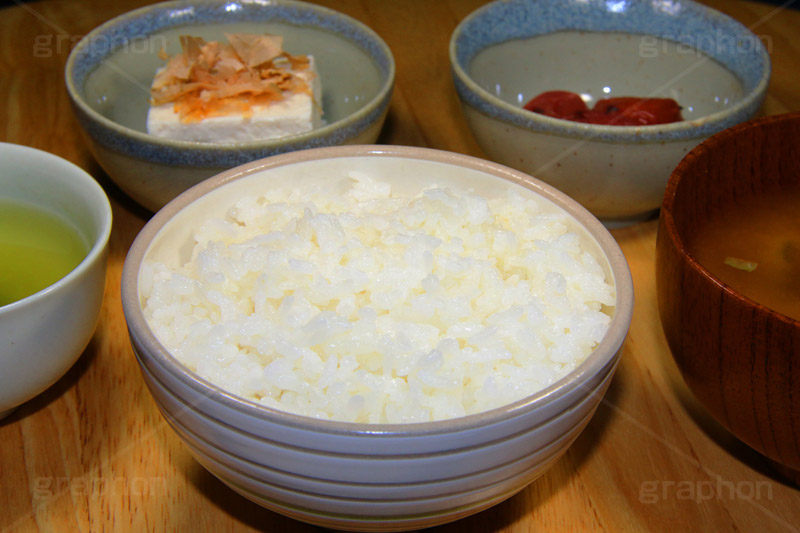 シンプルな日本の食事,シンプル,和食,日本食,豆腐,とうふ,鰹節,かつおぶし,うめぼし,梅干,お茶,緑茶,ご飯,ごはん,白米,味噌汁,スープ,はし,箸,japan,rice,大豆,大豆食品