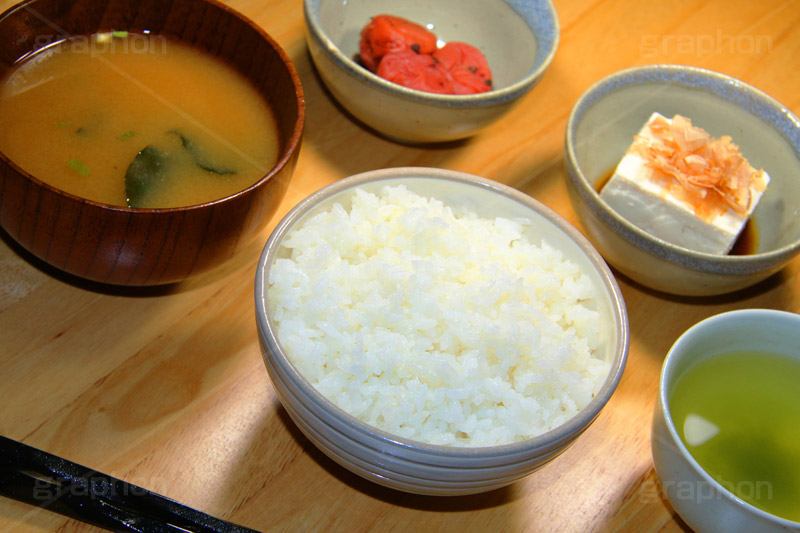 シンプルな日本の食事,シンプル,和食,日本食,豆腐,とうふ,鰹節,かつおぶし,うめぼし,梅干,お茶,緑茶,ご飯,ごはん,白米,味噌汁,スープ,はし,箸,japan,rice,大豆,大豆食品