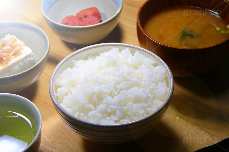 シンプルな日本の食事,シンプル,和食,日本食,豆腐,とうふ,鰹節,かつおぶし,うめぼし,梅干,お茶,緑茶,ご飯,ごはん,白米,味噌汁,スープ,はし,箸,japan,rice,大豆,大豆食品