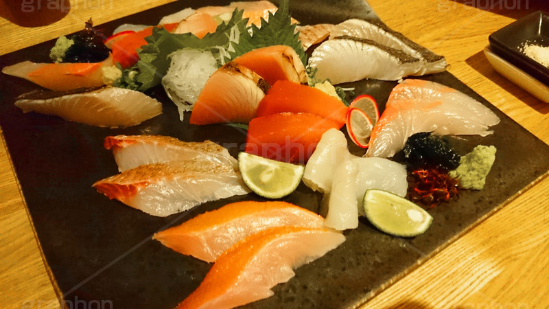 刺身,さしみ,刺し身,魚介,生もの,サーモン,マグロ,赤身,日本料理,日本食,和食,ワサビ,わさび,本わさび,すだち,白身,つまみ,居酒屋,グルメ,おつまみ,japan,スマホ撮影