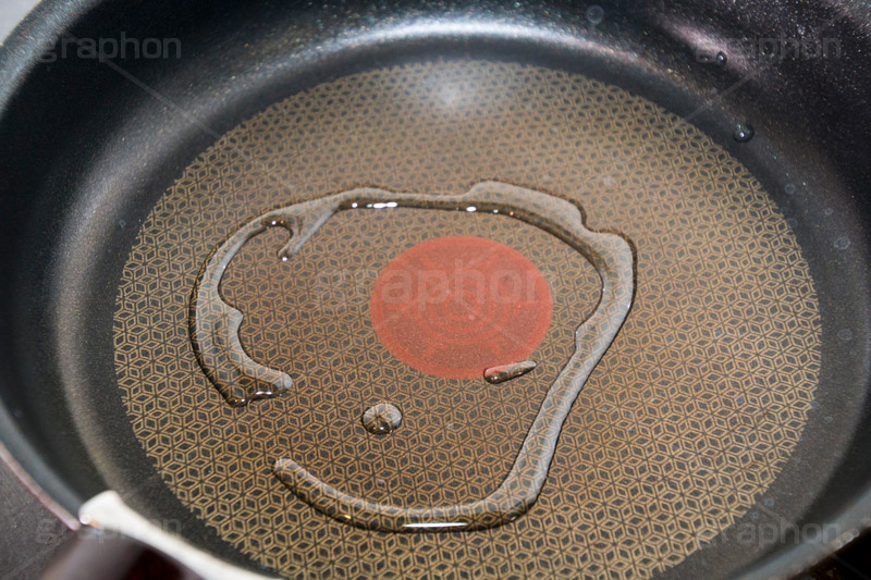 フライパンに油,フライパン,油,あつあつ,熱々,アツアツ,焼き,frying pan,cooking,kitchen,クッキング,キッチン,台所,調理