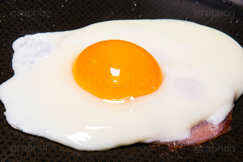 ハムエッグ,目玉焼き,ハム,半熟,たまご,卵,玉子,タマゴ,フライパン,あつあつ,熱々,アツアツ,焼き,朝食,ブレックファースト,グルメ,egg,breakfast,frying pan,cooking,kitchen,クッキング,キッチン,台所,調理