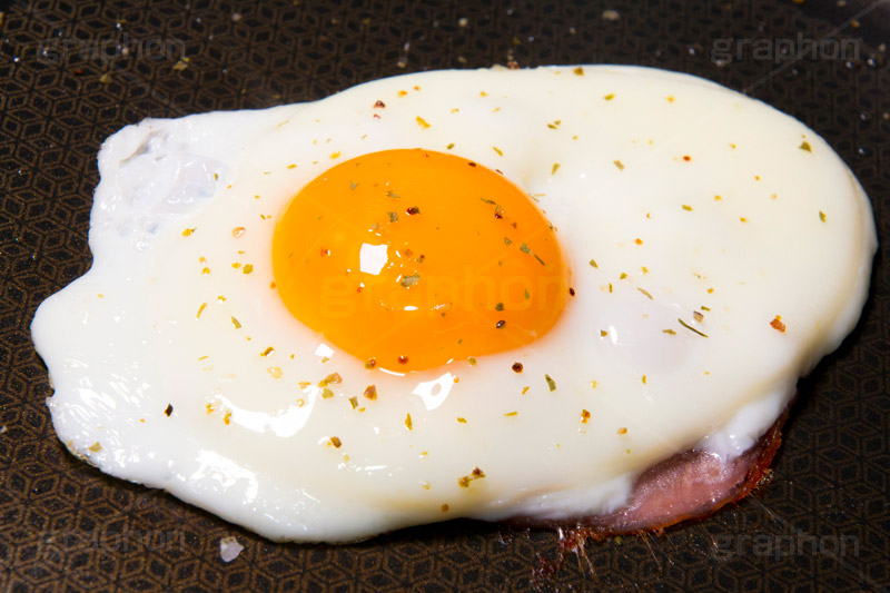 ハムエッグ,目玉焼き,ハム,半熟,たまご,卵,玉子,タマゴ,フライパン,あつあつ,熱々,アツアツ,焼き,朝食,ブレックファースト,グルメ,egg,breakfast,frying pan,cooking,kitchen,クッキング,キッチン,台所,調理