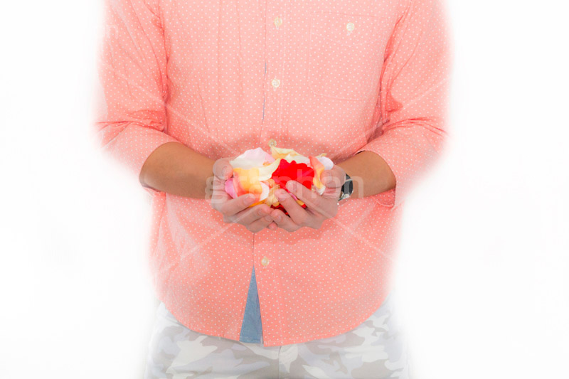 花びらを持つ男性,花弁,花びら,花,フラワー,flower,hand,image,model,男性,モデル,男,青年,手,イメージ,人物,爽やか,春,爽やか,持つ,謎