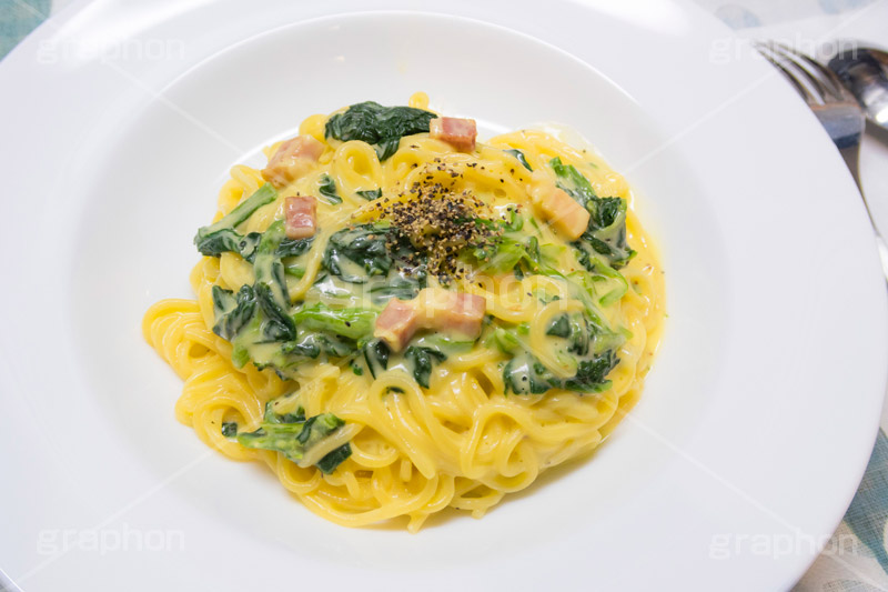 カルボナーラ,パスタ,ほうれんそう,ほうれん草,こしょう,コショウ,胡椒,ペッパー,pepper,bacon,ベーコン,厚切り,たまご,玉子,卵,クリーム,cream,spoon,fork,スプーン,フォーク,洋食,麺料理,麺類,pasta,生麵,クリーミー,creamy,グルメ,スプーン,フォーク