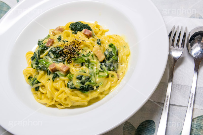 カルボナーラ,パスタ,ほうれんそう,ほうれん草,こしょう,コショウ,胡椒,ペッパー,pepper,bacon,ベーコン,厚切り,たまご,玉子,卵,クリーム,cream,spoon,fork,スプーン,フォーク,洋食,麺料理,麺類,pasta,生麵,クリーミー,creamy,グルメ,スプーン,フォーク