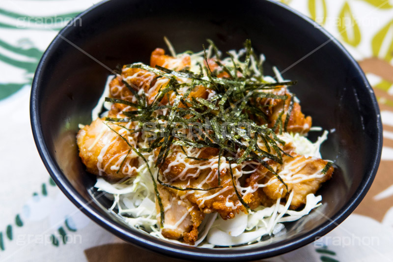 から揚げ丼,唐揚げ,からあげ,揚げ物,きざみのり,のり,海苔,ごはん,ご飯,マヨネーズ,和食,日本食,どんぶり,ジャンキー,鶏,きゃべつ,キャベツ