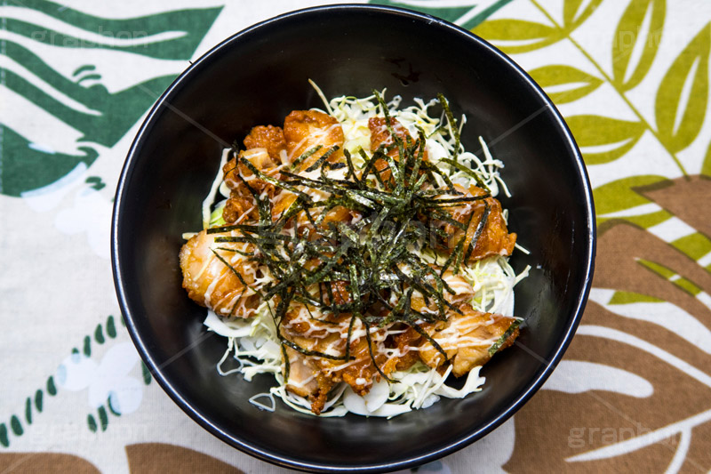 から揚げ丼,唐揚げ,からあげ,揚げ物,きざみのり,のり,海苔,ごはん,ご飯,マヨネーズ,和食,日本食,どんぶり,ジャンキー,鶏,きゃべつ,キャベツ