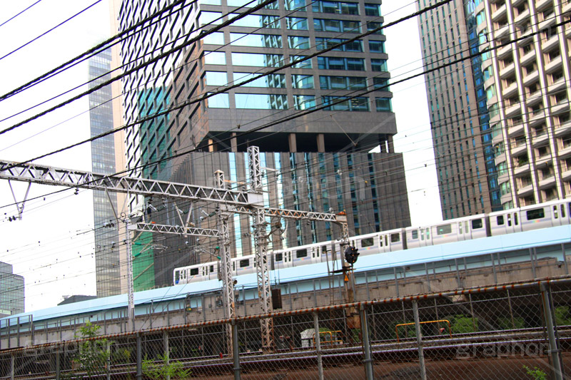 新橋を走るゆりかもめ,走る,ゆりかもめ,モノレール,新橋駅,電車,鉄道,でんしゃ,電車/鉄道,新橋,港区,通過,乗り物,train,JR