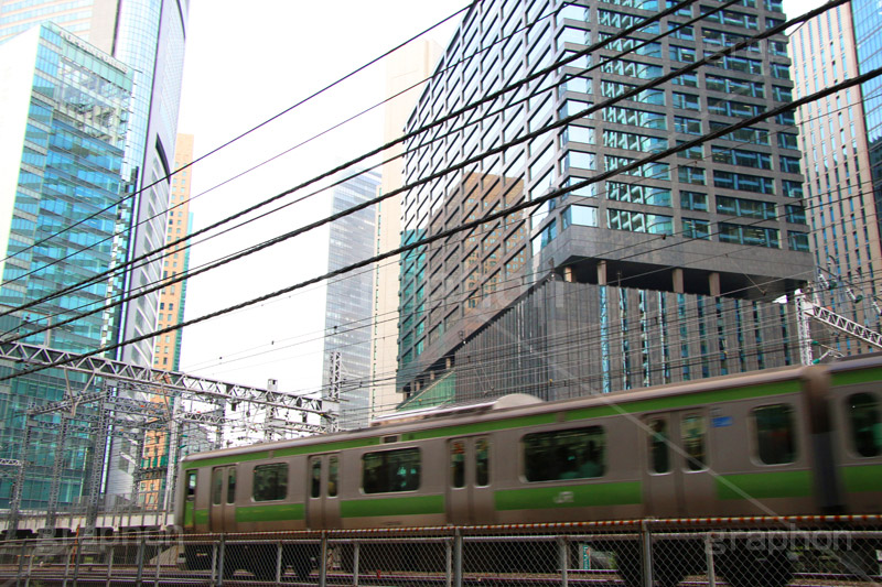 新橋を走る山手線,走る,山手線,山手,新橋駅,電車,鉄道,でんしゃ,電車/鉄道,新橋,港区,通過,旅行,旅,乗り物,travel,JR,train