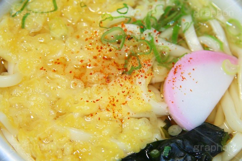 たぬきうどん,揚げ玉,あげだま,揚げ,うどん,饂飩,ウドン,だし,出汁,ダシ,小麦粉,日本料理,日本食,和食,つゆ,麺料理,麺類,コンビニ,ねぎ,蒲鉾,かまぼこ,ワカメ,わかめ,七味,唐辛子,japan