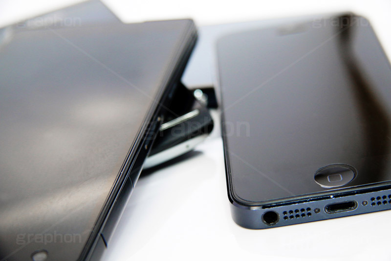 無造作に置かれたスマホ,置く,無造作,乱雑,積み,スマホ,スマフォ,スマートフォン,携帯,モバイル,フォン,電話,通話,アイフォン,デジタル,ガジェット,デバイス,電波,端末,液晶,画面,連絡,デバック,通信,たくさん,IT,mobile,phone,iPhone,gadget,digital,device