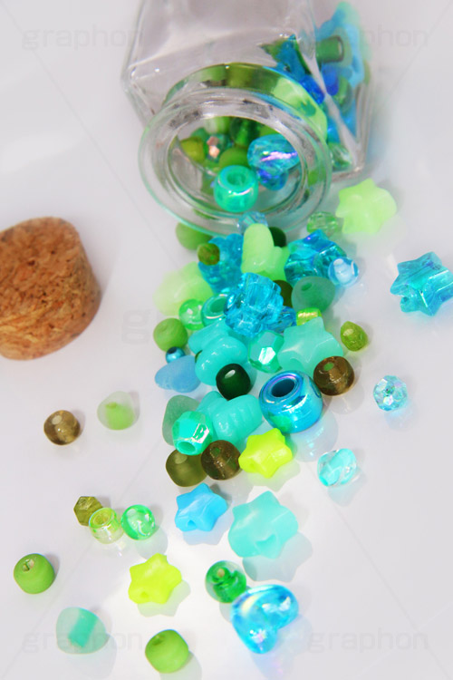 ボトルからこぼれるビーズ,ビーズ,手芸,飾り,びーず,ビーズアクセサリー,アクセ,アクセサリー,手作り,beads,bottle,ビン,瓶,ボトル,コルク,装飾