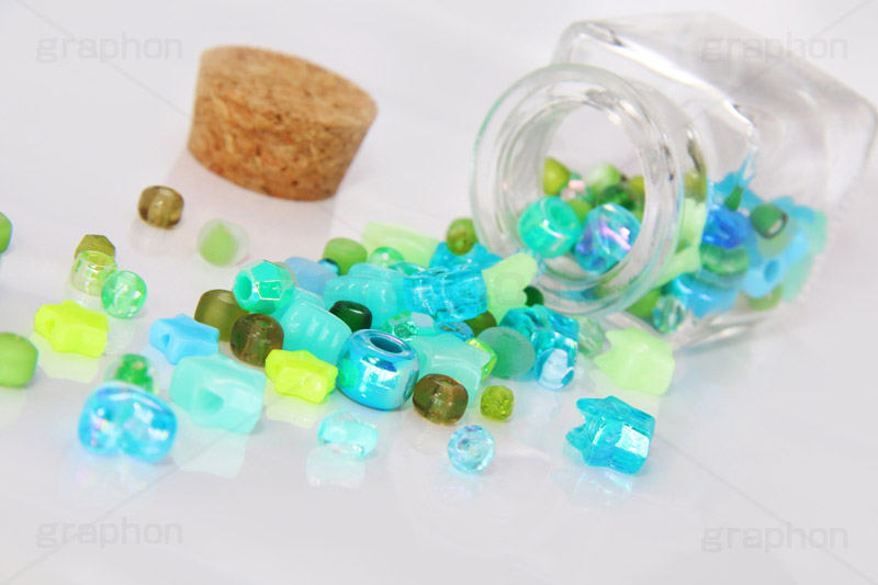 ボトルからこぼれるビーズ,ビーズ,手芸,飾り,びーず,ビーズアクセサリー,アクセ,アクセサリー,手作り,beads,bottle,ビン,瓶,ボトル,コルク,装飾