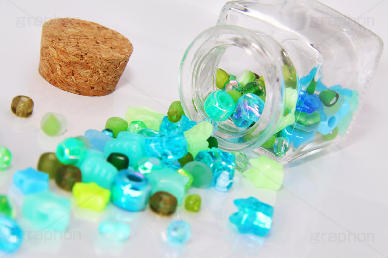ボトルからこぼれるビーズ,ビーズ,手芸,飾り,びーず,ビーズアクセサリー,アクセ,アクセサリー,手作り,beads,bottle,ビン,瓶,ボトル,コルク,装飾