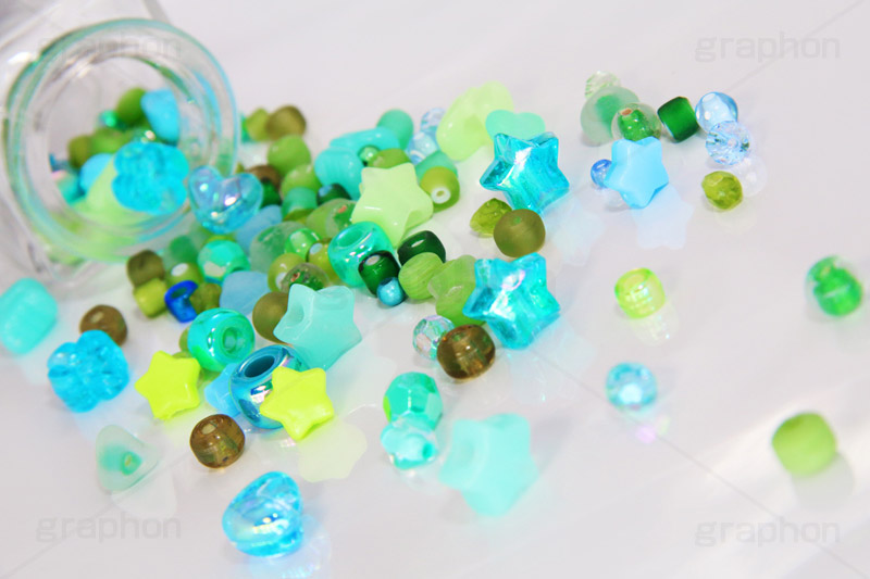 ボトルからこぼれるビーズ,ビーズ,手芸,飾り,びーず,ビーズアクセサリー,アクセ,アクセサリー,手作り,beads,bottle,ビン,瓶,ボトル,コルク,装飾