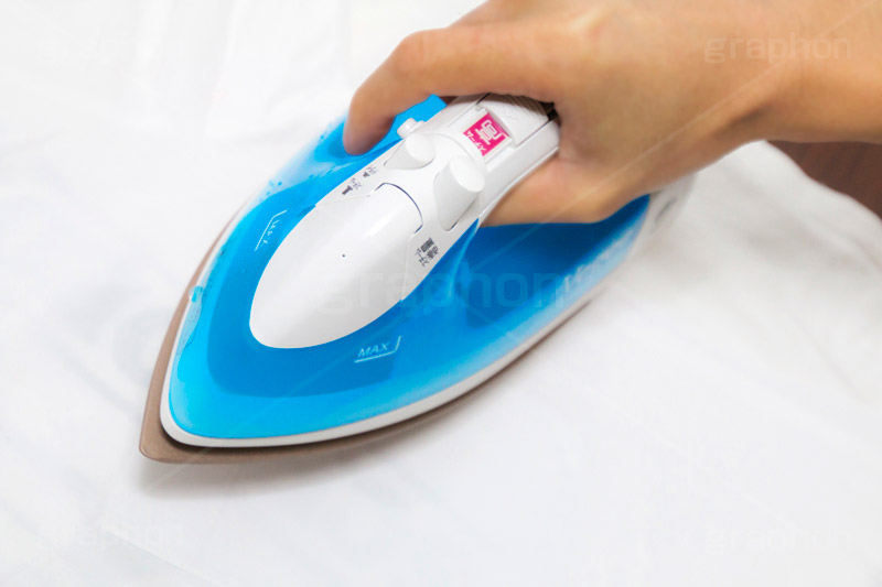 ワイシャツのアイロンがけ,ワイシャツ,ファッション,家事,日用品,クリーニング,しわ,シワ,シャツ,スチーム,熱,手入れ,イメージ,モデル,手,道具,image,model,hand,cleaning,fashion,iron,shirt,steam