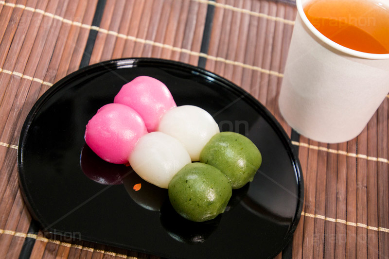三色団子,3色,お花見,花見,さくら,桜,春,だんご,団子,お菓子,菓子,和菓子,お茶,お茶請け,スイーツ,和,和風,お茶,デザート,おやつ,グルメ,甘味,茶会,紙コップ,楊枝,花より団子,japan,spring,sweet,dessert