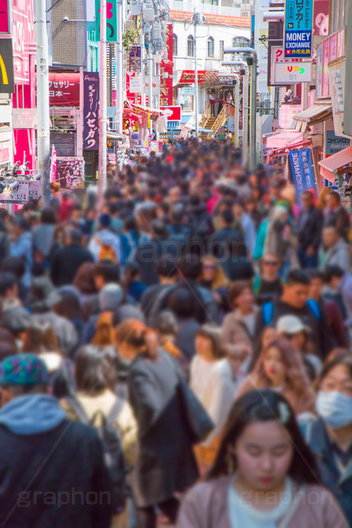 竹下通りの人混み,人混み,人,混雑,混む,竹下通り,若者,ファッション,原宿,カルチャー,サブカルチャー,商店街,買い物,ショッピング,店,雑踏,都会の雑踏,歩行者天国,派手,流行,先端,ゴシック,ロリータ,パンク,トレンド,shopping,culture,fashion,subculture