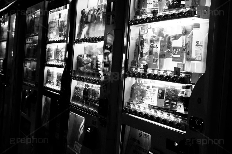 夜の自販機(モノクロ),モノクロ,白黒,しろくろ,モノクローム,単色画,単彩画,単色