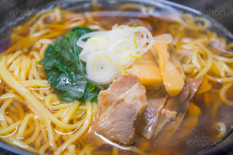 しょうゆラーメン,醤油ラーメン,ラーメン,らーめん,麺,麺類,中華麺,麺料理,国民食,日本拉麺,しょうゆ,醤油,中華そば,湯気,チャーシュー,焼き豚,焼豚,ホウレンソウ,ほうれん草,ねぎ,ネギ,スープ,Ramen,Chinese noodles