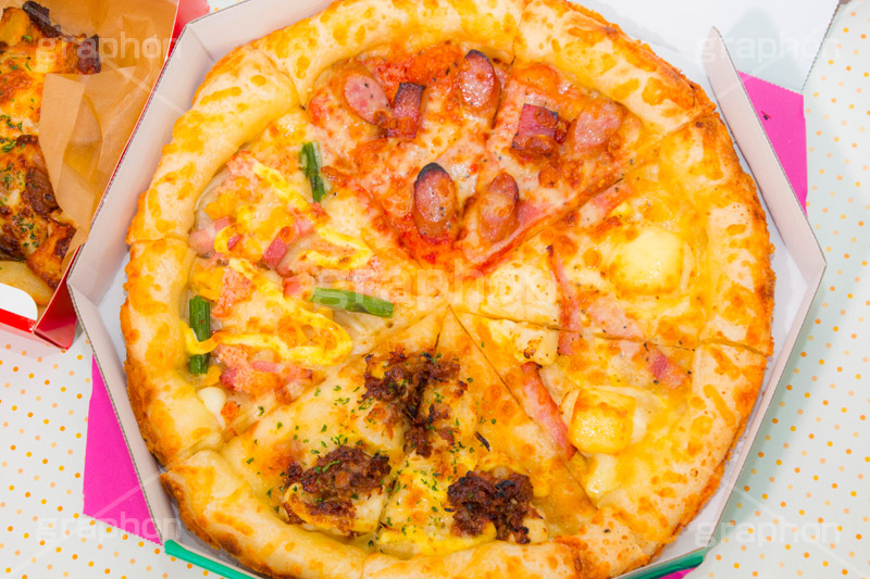 出前のピザ,ピザ,ソーセージ,ウインナー,チーズ,アスパラ,ベーコン,マヨネーズ,マヨ,ピッツァ,照り焼き,テリヤキ,てりやき,洋食,ピザパ,出前,デリバリー,お届け,ジャンキー,カロリー,ファーストフード,ファストフード,ジャンクフード,pizza