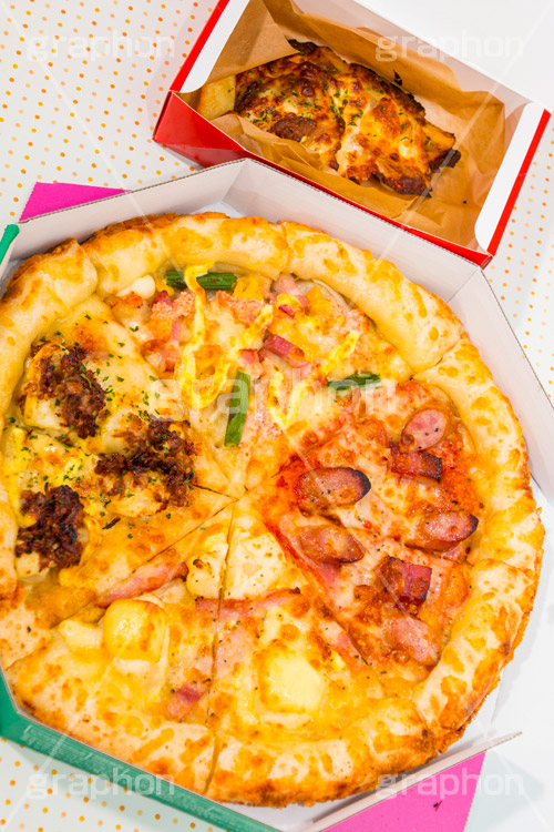 出前のピザ,ピザ,ソーセージ,ウインナー,チーズ,アスパラ,ベーコン,マヨネーズ,マヨ,ピッツァ,照り焼き,テリヤキ,てりやき,洋食,ピザパ,出前,デリバリー,お届け,ジャンキー,カロリー,ファーストフード,ファストフード,ジャンクフード,pizza