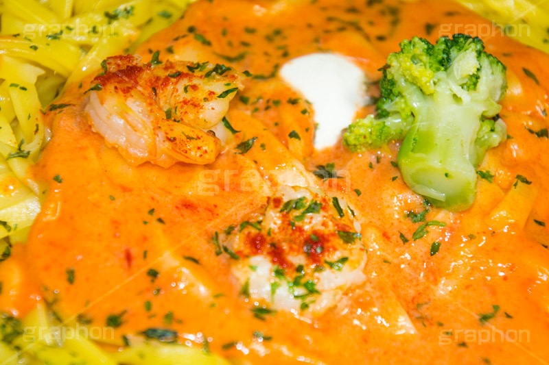 トマトクリームのパスタ,クリーム,海老,えび,エビ,クリーム,チリ,トマトパスタ,パスタ,ブロッコリー,パセリ,コンビニ,洋食,ソース,麺料理,麺類,チン
