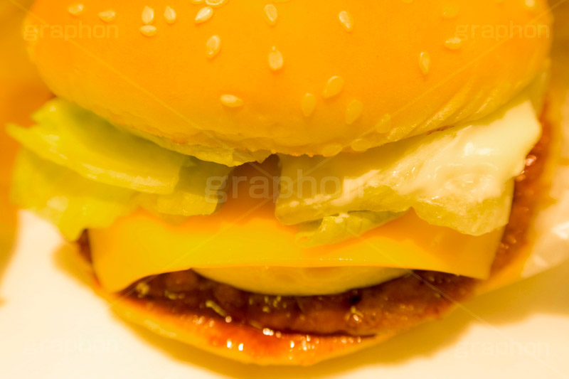 ハンバーガー,目玉焼き,たまご,卵,タマゴ,ジューシー,チーズ,バーガー,ビーフ,牛肉,サンド,パテ,洋食,ジャンク,ジャンキー,チェーン店,ファーストフード,パン,ジャンクフード,beef,hamburger,cheese,fast food,egg
