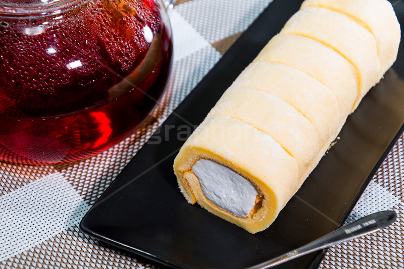 ロールケーキ,ロール,ケーキ,砂糖,クリーム,cake,sweet,tea,fork,スイート,食後,デザート,スイーツ,菓子,甘い,焼き菓子,コンビニ,お菓子,おやつ,お茶,紅茶,フォーク,ポット