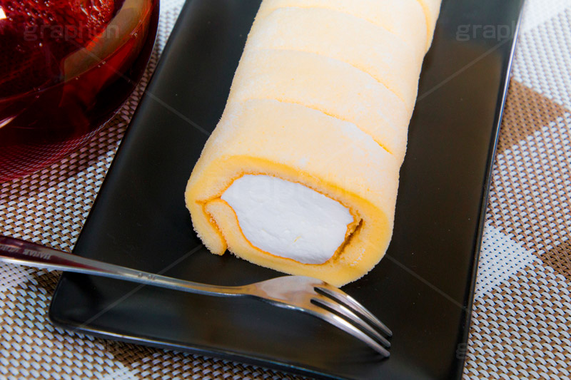 ロールケーキ,ロール,ケーキ,砂糖,クリーム,cake,sweet,tea,fork,スイート,食後,デザート,スイーツ,菓子,甘い,焼き菓子,コンビニ,お菓子,おやつ,お茶,紅茶,フォーク,ポット