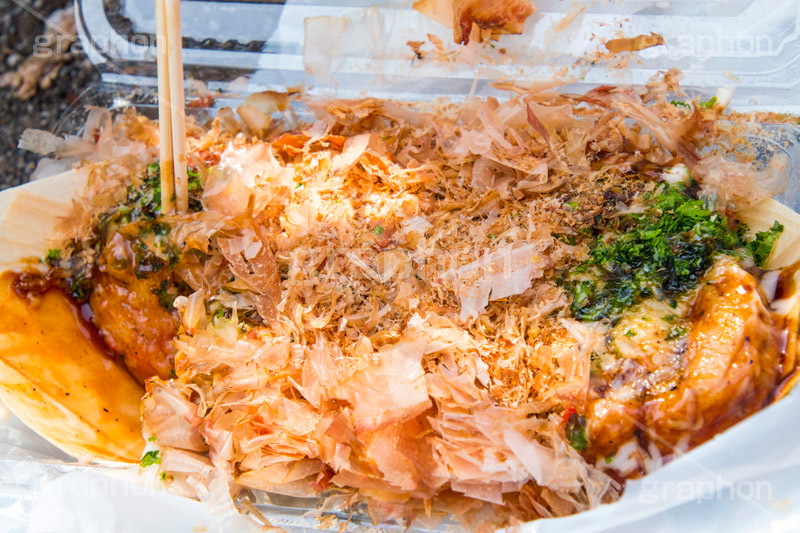 たこ焼き,たこやき,タコヤキ,出店のたこ焼き,出店,屋台,大阪名物,粉もん,小麦粉,ソウルフード,日本料理,日本食,和食,アツアツ,あつあつ,熱々,トロトロ,マヨネーズ,たこ,タコ,ソース,青のり,鰹節,かつお節,縁日,japan