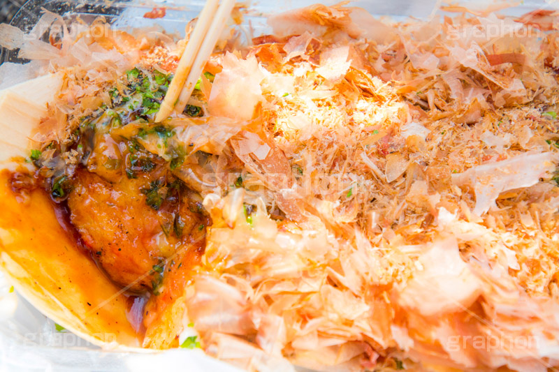 たこ焼き,たこやき,タコヤキ,出店のたこ焼き,出店,屋台,大阪名物,粉もん,小麦粉,ソウルフード,日本料理,日本食,和食,アツアツ,あつあつ,熱々,トロトロ,マヨネーズ,たこ,タコ,ソース,青のり,鰹節,かつお節,縁日,japan