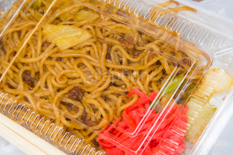 パックに入った出店の焼きそば,出店,屋台,祭り,まつり,パック,焼きそば,ヤキソバ,やきそば,野菜,キャベツ,きゃべつ,炒め,麺類,国民食,ソース,香ばしい,和食,日本食,日本料理,こってり,コッテリ,ソウルフード,粉もん,japan,紅しょうが,縁日