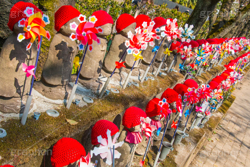 千躰子育地蔵尊,増上寺,芝公園,浄土宗,地蔵,お地蔵さん,子育て,安産,子供,こども,祈願,頭巾,赤い頭巾,風車,並ぶ,多い,大量,寺院,寺,参拝,重要文化財,文化財,港区,japan,temple