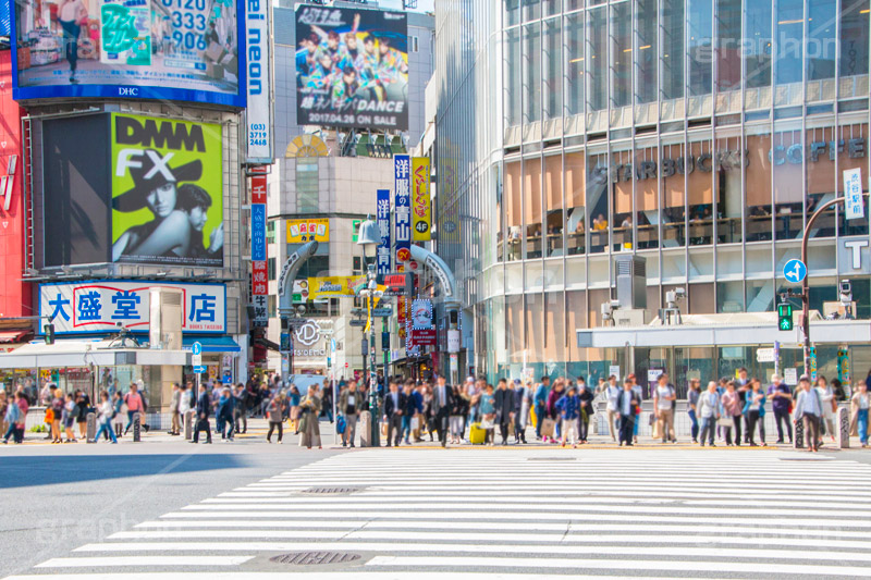 渋谷スクランブル交差点,渋谷,しぶや,ハチ公,観光,交差点,渋谷駅,駅前,スクランブル,外国人,海外,道玄坂,横断歩道,信号,雑踏,都会の雑踏,japan,shibuya