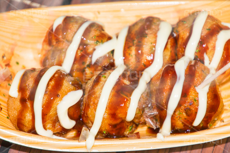 アツアツたこ焼き,たこ焼き,たこやき,タコヤキ,大阪名物,粉もん,小麦粉,ソウルフード,日本料理,日本食,和食,アツアツ,あつあつ,熱々,たこ,タコ,ソース,青のり,鰹節,かつお節,japan,湯気,つまようじ,爪楊枝,ファーストフード,ファストフード
