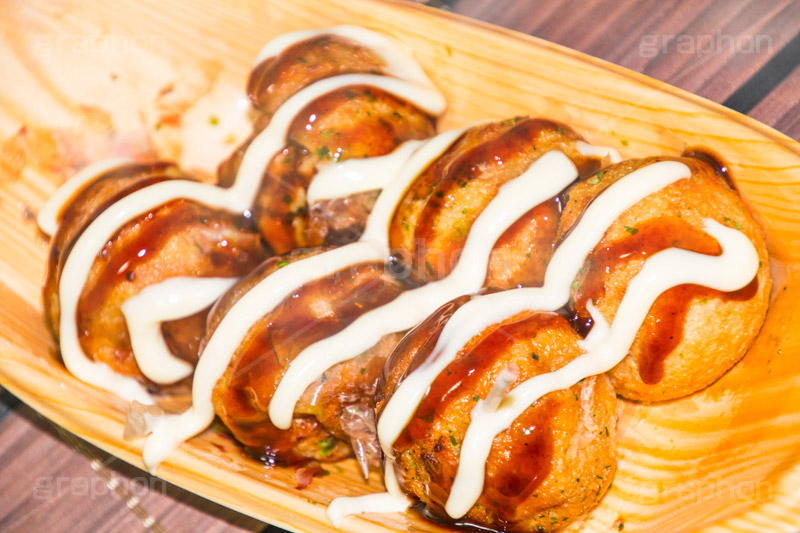 アツアツたこ焼き,たこ焼き,たこやき,タコヤキ,大阪名物,粉もん,小麦粉,ソウルフード,日本料理,日本食,和食,アツアツ,あつあつ,熱々,たこ,タコ,ソース,青のり,鰹節,かつお節,japan,湯気,つまようじ,爪楊枝,ファーストフード,ファストフード