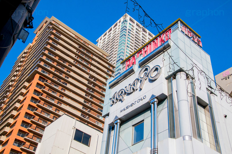 月島西仲通り商店街と高層マンション,月島西仲通り商店街,西仲通り,月島,下町,もんじゃ,もんじゃ焼き,ソウルフード,名物,東京,tokyo,japan,soulfood,商店街,お土産,買い物,中央区,もんじゃストリート,パチンコ,高層ビル,マンション,building
