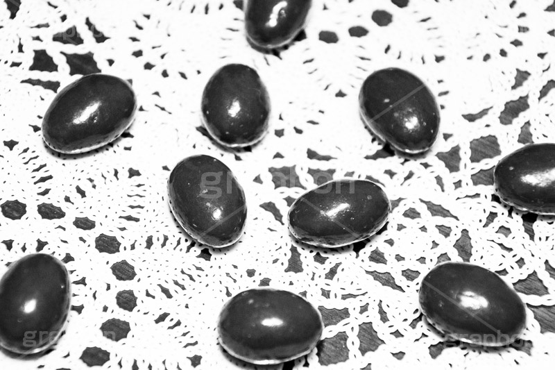 アーモンドチョコ,モノクロ,白黒,しろくろ,モノクローム,単色画,単彩画,単色