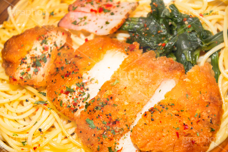チキンのペペロンチーノ,ペペロンチーノ,ペペロンチーニ,パスタ,鶏,チキン,ほうれん草,ホウレンソウ,唐辛子,ガーリック,にんにく,ニンニク,ベーコン,コンビニ,スパゲティ,洋食,麺料理,麺類,pasta