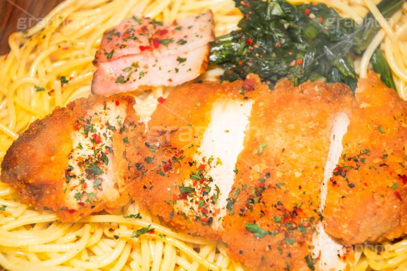 チキンのペペロンチーノ,ペペロンチーノ,ペペロンチーニ,パスタ,鶏,チキン,ほうれん草,ホウレンソウ,唐辛子,ガーリック,にんにく,ニンニク,ベーコン,コンビニ,スパゲティ,洋食,麺料理,麺類,pasta