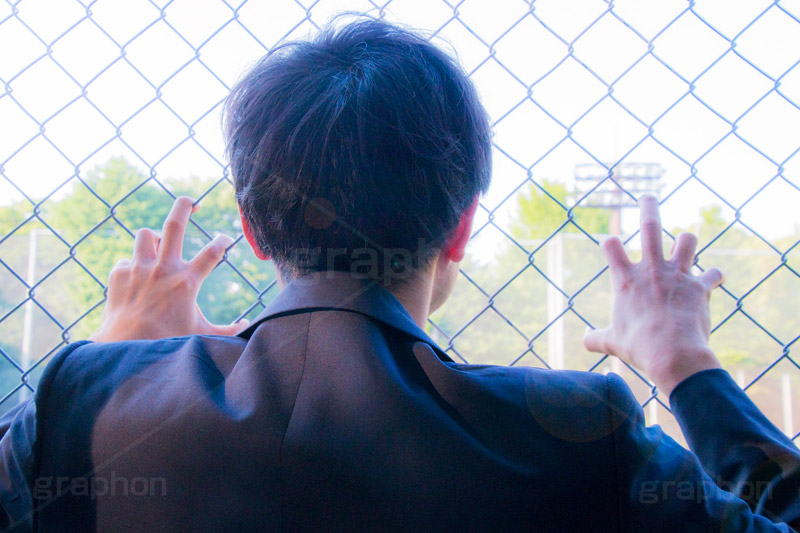 必死に高校球児を応援する知らない男,高校球児,野球,ベイスボール,グランド,高校野球,知らない,甲子園,応援,声援,金網,怪しい,知らない,モデル,イメージ,人物,手,男性,男,青年,スーツ,ネクタイ,サラリーマン,リーマン,ポーズ,夏,熱い,スポーツ,hand,model,image,suit,summer,sports,baseball,謎