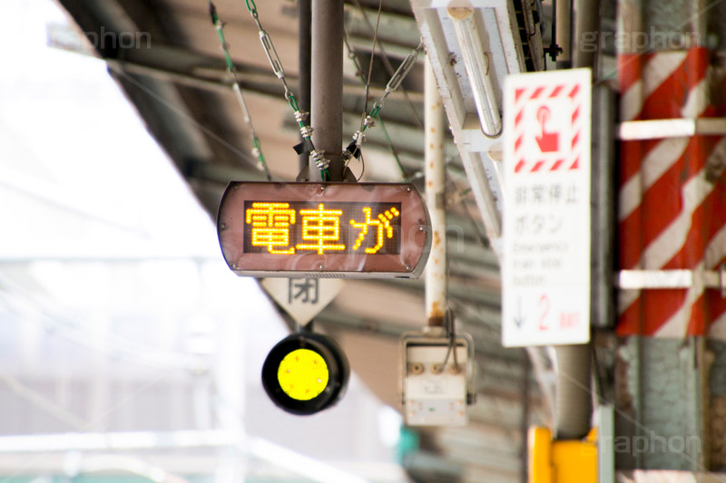 電車が,ホーム,電車,駅,表示,電車/鉄道,交通,看板,標示,ＬＥＤ,お知らせ