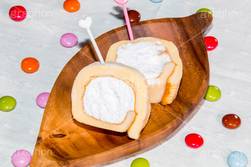 ロールケーキ,ロール,ケーキ,砂糖,クリーム,cake,sweet,tea,fork,スイート,食後,デザート,スイーツ,菓子,甘い,焼き菓子,コンビニ,お菓子,おやつ,チョコ,チョコレート