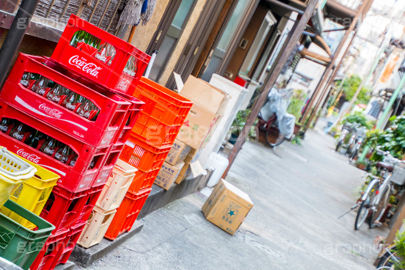 月島の裏路地,裏路地,月島西仲通り商店街,西仲通り,月島,下町,もんじゃ,もんじゃ焼き,東京,tokyo,japan,soulfood,商店街,中央区,もんじゃストリート,空き瓶,ケース
