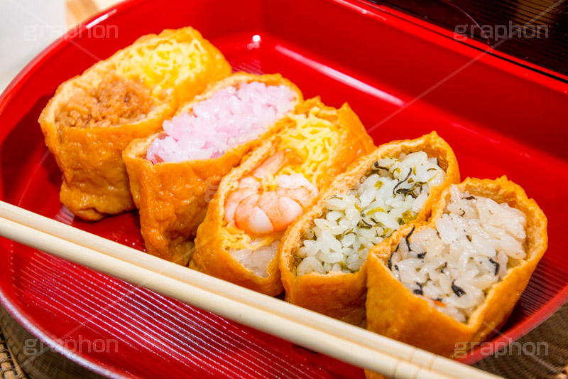 五目いなり,重箱,お重,お稲荷さん,いなり寿司,油揚げ,寿司,いなり,えび,海老,エビ,お花見,花見,さくら,桜,春,箱,和,和風,割りばし,割り箸,はし,japan,spring,錦糸卵