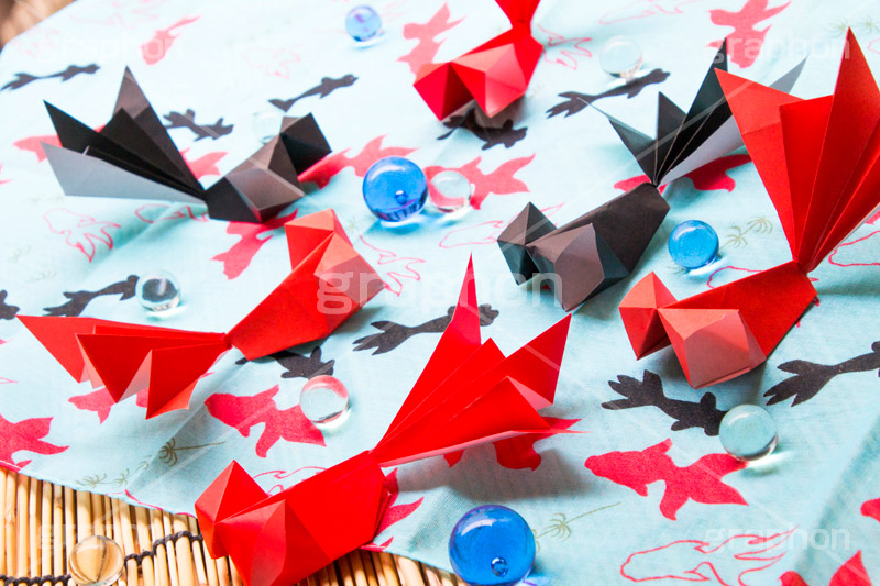 折り紙で金魚,金魚,出目金,折り紙,おりがみ,紙,ペーパークラフト,papercraft,kids,japan,fish,こども,子供,魚,祭り,夏,季語,風物詩,夏休み,工作,手作り,金魚すくい,ビー玉,サマー,summer,清涼