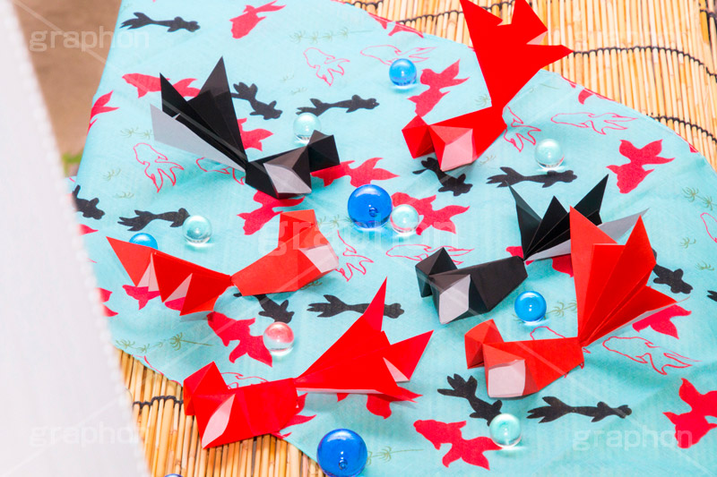 折り紙で金魚,金魚,出目金,折り紙,おりがみ,紙,ペーパークラフト,papercraft,kids,japan,fish,こども,子供,魚,祭り,夏,季語,風物詩,夏休み,工作,手作り,金魚すくい,ビー玉,サマー,summer,清涼